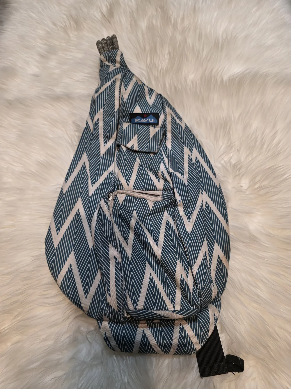 KAVU Blue Chevron Rope Sling Bag - Picture 1 of 3